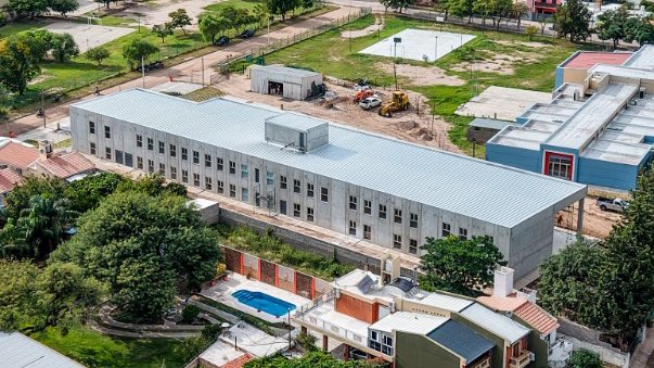 MartinLlaryora's tweet photo. La #universidad pública llega al norte cordobés para garantizar #IgualdadTerritorial e impulsar desarrollo. Hoy, en #CruzDelEje, supervisé el avance de la nueva sede regional Arturo Capdevilla de la Universidad Provincial de #Córdoba: una obra que ya supera el 80% de ejecución y que representa mucho más que un edificio. Es una puerta abierta al futuro para miles de jóvenes de esta querida región de Córdoba.

Este paso nos llena de orgullo. Es una de las sedes de la @upc_cordoba con mayor cantidad de preinscriptos: más de 850 estudiantes ya dieron el primer paso. Esto confirma lo necesaria que es la regionalización de la universidad y la importancia de que nuestros jóvenes puedan acceder a un título universitario sin tener que dejar su lugar, su familia y su comunidad.

La universidad se expande, de este a oeste y de norte a sur, llega al interior provincial para quedarse, para formar talentos y para dinamizar las economías regionales.

#HacerParaCrecer
