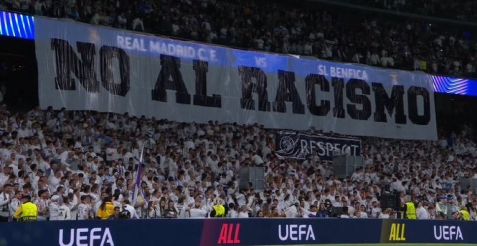 Reycholosimeone's tweet photo. Misma grada y mismo momento. No al racismo pero si al nazismo. https://t.co/A9IpmfmuBX