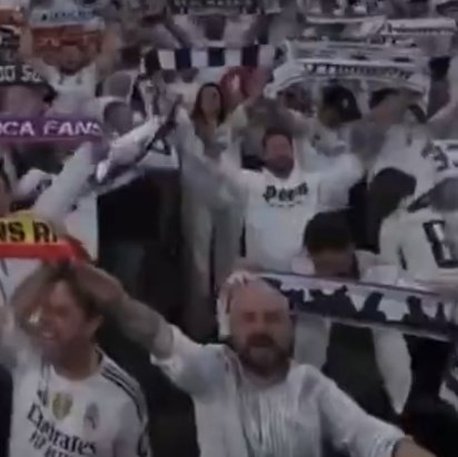 Misma grada y mismo momento. No al racismo pero si al nazismo.