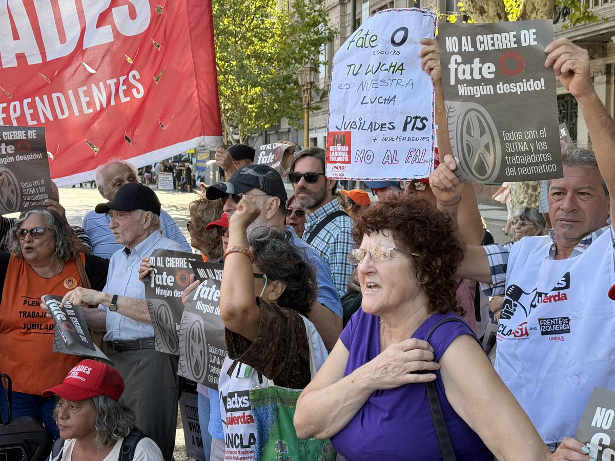 ✊🏻 Como cada miércoles, los y las jubiladas volvieron a rodear el Congreso. Esta vez, sumando su voz y su lucha en apoyo a las y los trabajadores de FATE y Georgalos, pronunciándose contra los despidos y el avance de la reforma laboral.
Una ronda que ya es símbolo de resistencia,