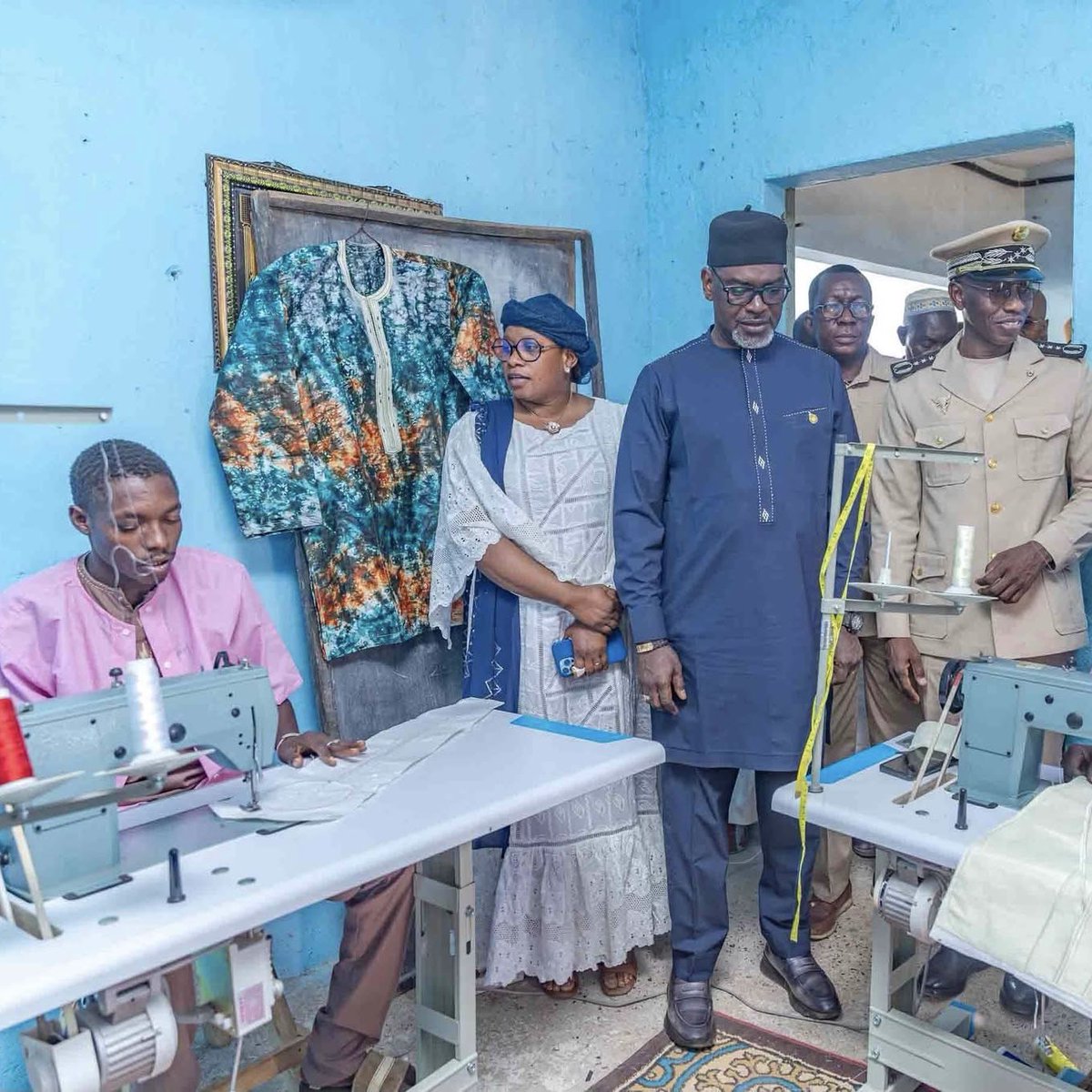 CheickIbtidiani's tweet image. 📍 #Mali | Remise de 11 kits solaires aux artisans de Koulikoro, les faits parlent d’eux-mêmes ✌🏿

Comme l’avait annoncé le Président de la Transition, @GoitaAssimi, lors de sa présentation de vœux, le soutien aux artisans n’était pas un simple discours. À #Koulikoro, 11 kits