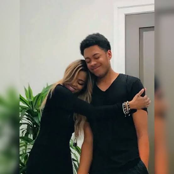 ChatterboxKeirn's tweet image. The gasp I let out after seeing that Mary lost Robert Jr. I can’t even fathom what she’s feeling at this time. What Robert Sr must feel. I am shocked, in shambles and heartbroken for their family. I’m sending all my prayers for Mary and her family. He’s no more in pain. #RHOSLC