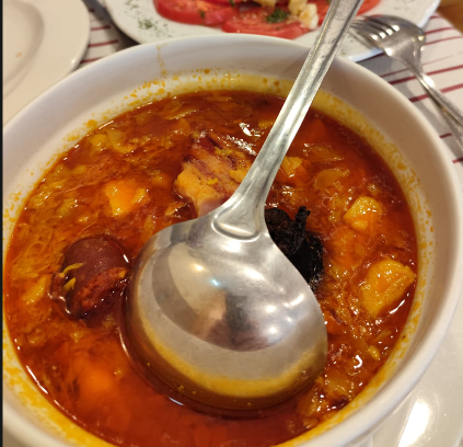 PAsturianu's tweet photo. POTE DE REPOLLO en SIDRERÍA NEW ALBENIZ
Levaba mucho tiempo buscando uno y este me ha encantado. Sabor suave, pero sin perder la alegría del picante del compango. Como siempre destaco la morcilla porque para mi es vital para un #TOPote como este. Muy buen repollo y patatas. https://t.co/aFbvXLMrw9