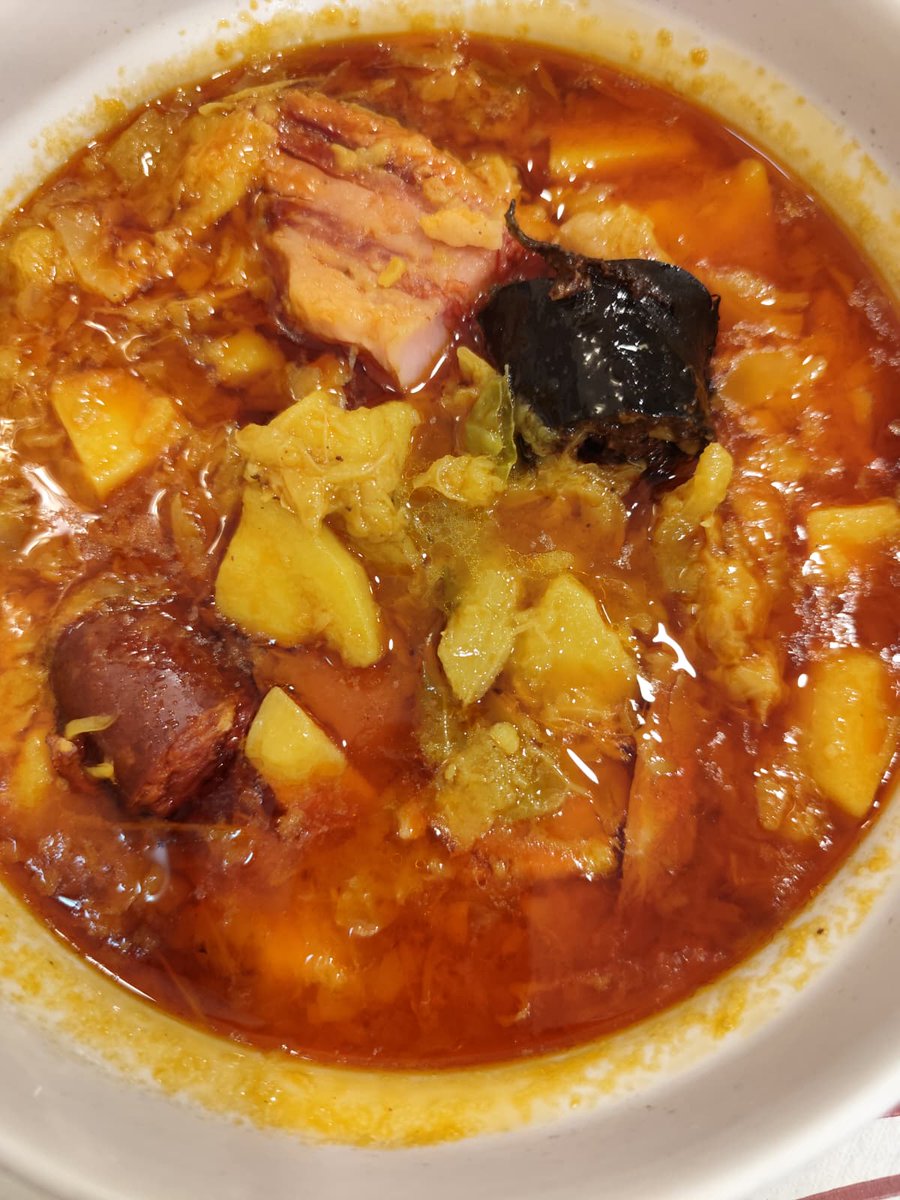 PAsturianu's tweet photo. POTE DE REPOLLO en SIDRERÍA NEW ALBENIZ
Levaba mucho tiempo buscando uno y este me ha encantado. Sabor suave, pero sin perder la alegría del picante del compango. Como siempre destaco la morcilla porque para mi es vital para un #TOPote como este. Muy buen repollo y patatas. https://t.co/aFbvXLMrw9