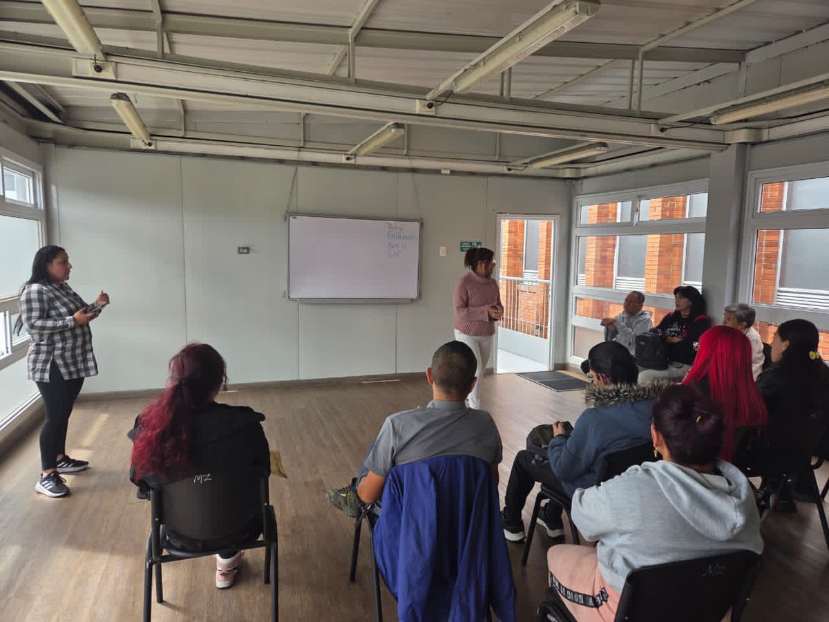 SubLGBTI's tweet photo. ✨ Fontibón avanzó en inclusión social ✨

En el CDC La Giralda se realizó un Taller de Empleabilidad, articulado por CADIS+, Cafam y la Gestoría Territorial.

📝 Se fortalecieron habilidades para la elaboración de hojas de vida, entrevistas y acceso a vacantes inclusivas.

Porque la inclusión también se construyó desde el empleo digno y las oportunidades para todas las personas. #AquíSíPasa