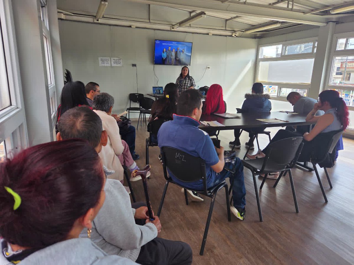 SubLGBTI's tweet photo. ✨ Fontibón avanzó en inclusión social ✨

En el CDC La Giralda se realizó un Taller de Empleabilidad, articulado por CADIS+, Cafam y la Gestoría Territorial.

📝 Se fortalecieron habilidades para la elaboración de hojas de vida, entrevistas y acceso a vacantes inclusivas.

Porque la inclusión también se construyó desde el empleo digno y las oportunidades para todas las personas. #AquíSíPasa