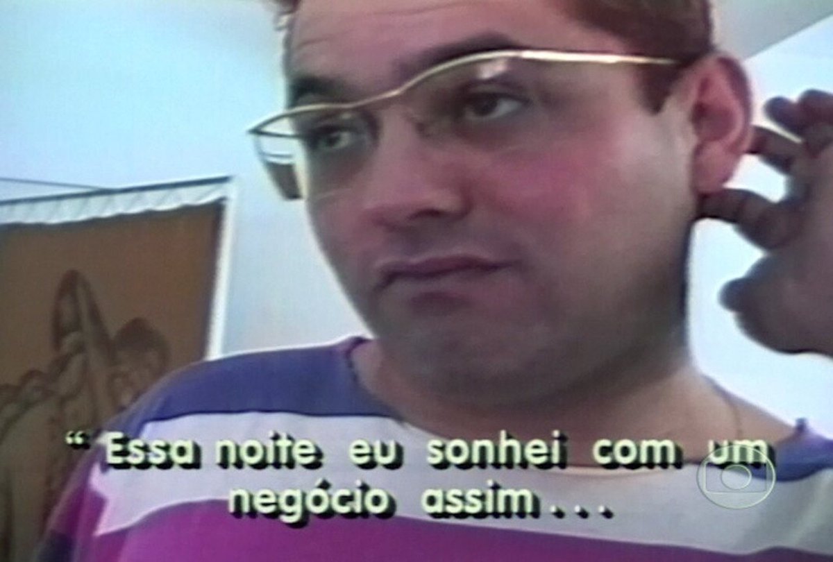 g1's tweet photo. Jaqueta usada por equipe dos Mamonas Assassinas é encontrada intacta sobre caixão de Dinho durante exumação em SP https://t.co/m5xalqgEZV https://t.co/OgIfyalODv