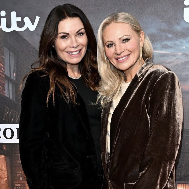 they are officially work wives 🥹🩷