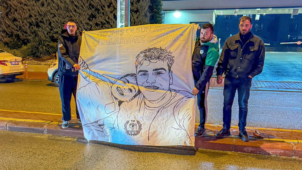 konyaspor's tweet photo. Biz güzel bir aileyiz.💚🤍

Dualarımız seninle Ayden! 

Taraftarımız, futbolcumuz Deniz Türüç’ün oğlu Ayden’imize geçmiş olsun ziyaretinde bulundu. https://t.co/iWmiVa6o1a