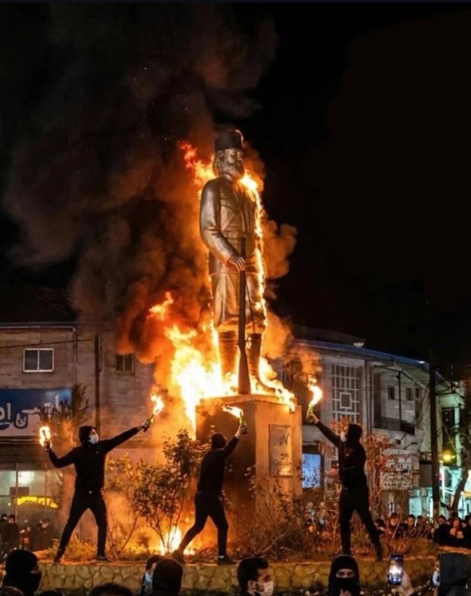 اینجا ایرانه خیال تجزیه ذره ای از این خاک رو به گور خواهید برد .
#IranMassacre
#KingRezaPahlavi
#IranRevolution2026
