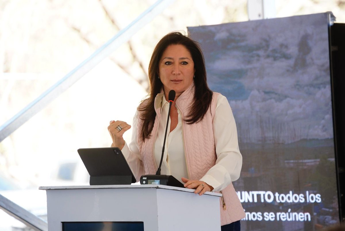 misol140's tweet photo. Hoy, un proyecto que hemos revisado y trabajado de la mano de los empresarios durante meses, inicia su construcción con la primera piedra.

Por medio de las disposiciones especiales impulsadas por el Presidente @nayibbukele para incentivar la construcción de vivienda de interés social, se han otorgado todos los permisos de construcción para AMENA, un proyecto de 1,500 viviendas y apartamentos. 

En este evento  compartimos con el Secretario de Comercio e Inversión @MiguelKattan1, el director de la @COAMSS_OPAMSS, @LRodriguez_SV  y con el Presidente de @CASALCOsv.