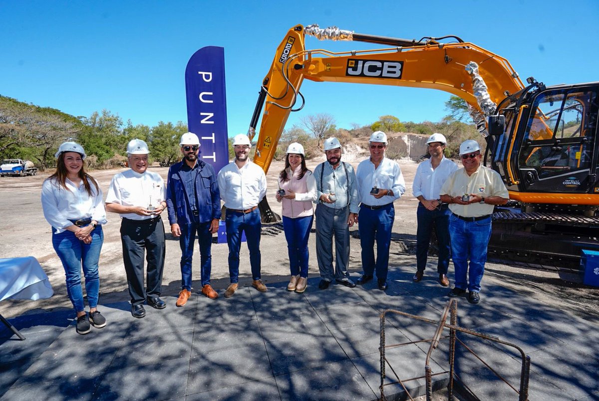 misol140's tweet photo. Hoy, un proyecto que hemos revisado y trabajado de la mano de los empresarios durante meses, inicia su construcción con la primera piedra.

Por medio de las disposiciones especiales impulsadas por el Presidente @nayibbukele para incentivar la construcción de vivienda de interés social, se han otorgado todos los permisos de construcción para AMENA, un proyecto de 1,500 viviendas y apartamentos. 

En este evento  compartimos con el Secretario de Comercio e Inversión @MiguelKattan1, el director de la @COAMSS_OPAMSS, @LRodriguez_SV  y con el Presidente de @CASALCOsv.