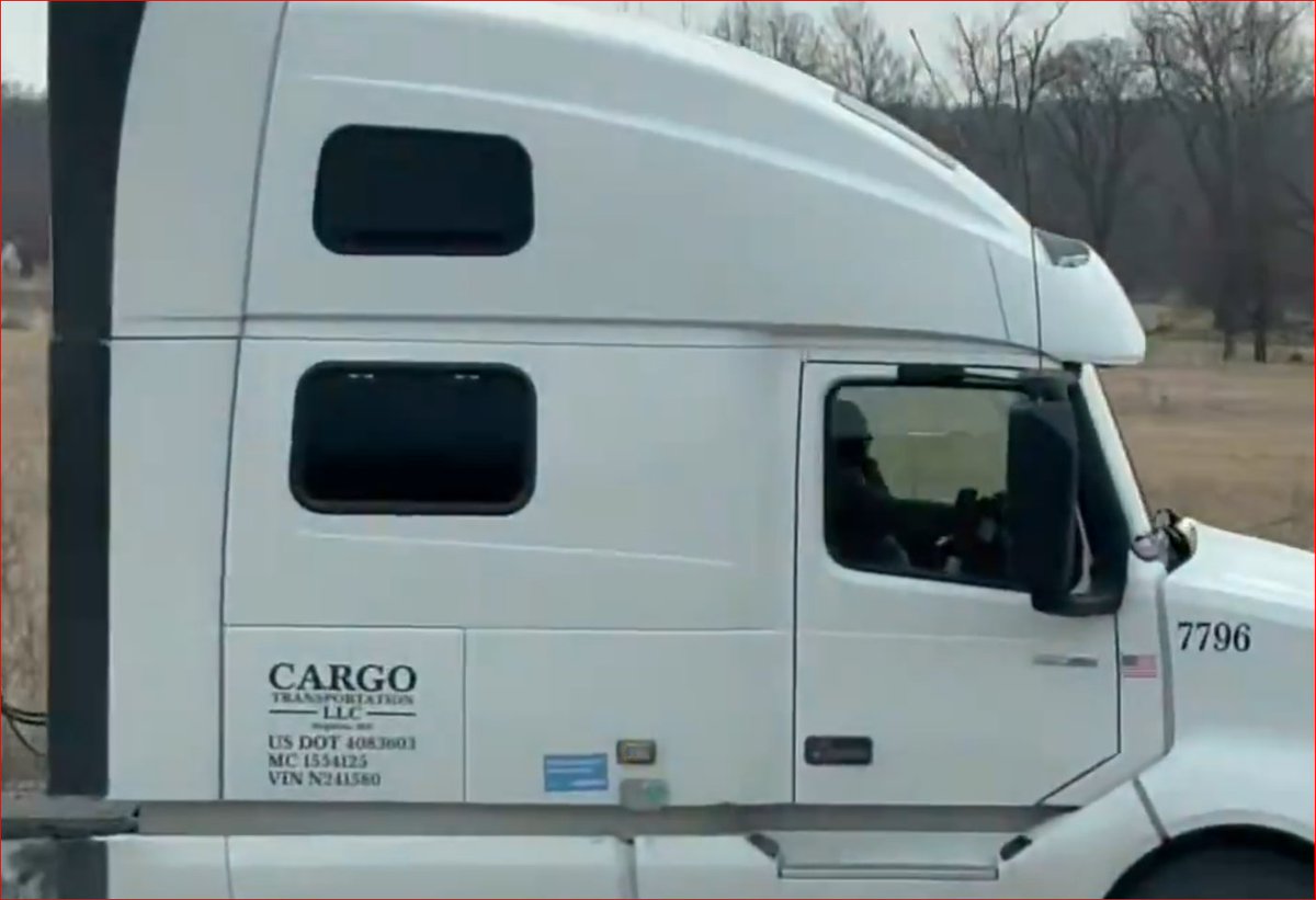 jeffreylowes's tweet photo. @DavidJHarrisJr US DOT 4083603 Cargo Transportation LLC Hopkins MN 
runs out of an apartment building
I wonder where he parks? https://t.co/SQRieyEgQN