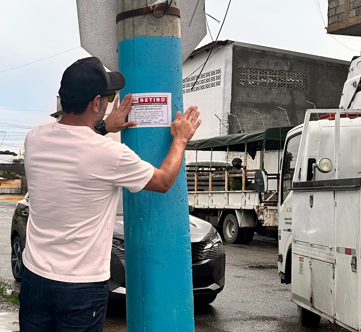 📍#LaLibertad | Por segundo día consecutivo, el Director General del #ECU911, <a href="/JCPaladines/">Juan Carlos Paladines</a>, en trabajo conjunto con <a href="/ecu911sambo/">Coordinación Zonal 5 y 8 ECU 911</a>, <a href="/PoliciaEcuador/">Policía Ecuador</a> y <a href="/FFAAECUADOR/">Fuerzas Armadas del Ecuador</a> desarrolló la verificación y retiro de cámaras de videovigilancia irregulares en el espacio público.

El Dr. Paladines