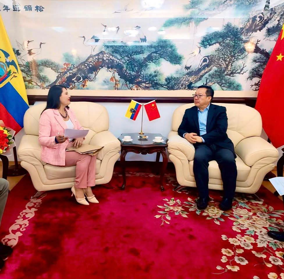 verosanchezcar's tweet photo. 🤝🇨🇳 Mantuve una grata reunión con el Embajador de la República Popular China, 𝗦𝘂𝗻 𝗫𝗶𝗮𝗻𝗴𝘆𝗮𝗻𝗴.

Durante este encuentro presenté oficialmente el proyecto "Muralla Verde" con el objetivo de seguir protegiendo nuestra Zona Lacustre Mojanda. https://t.co/3XNx6XcwZu