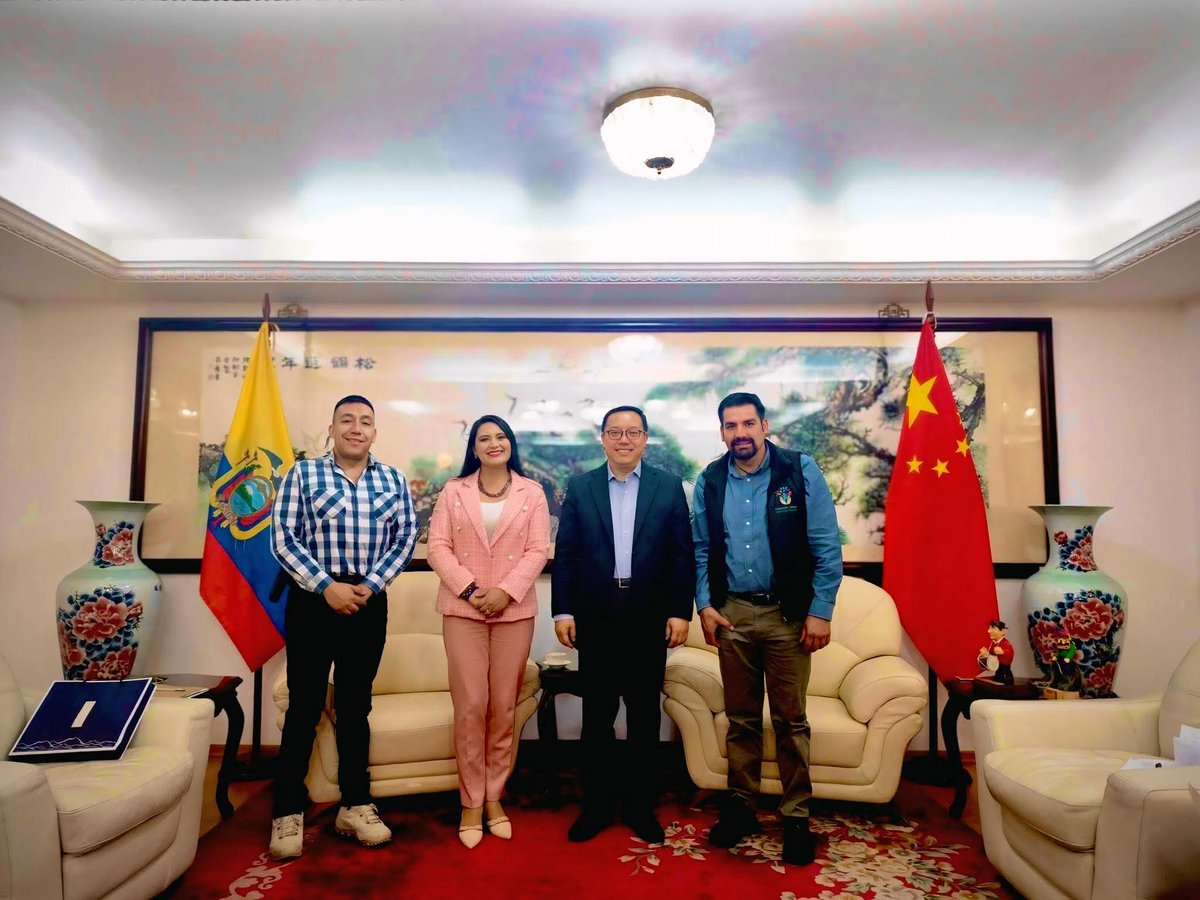 verosanchezcar's tweet photo. 🤝🇨🇳 Mantuve una grata reunión con el Embajador de la República Popular China, 𝗦𝘂𝗻 𝗫𝗶𝗮𝗻𝗴𝘆𝗮𝗻𝗴.

Durante este encuentro presenté oficialmente el proyecto "Muralla Verde" con el objetivo de seguir protegiendo nuestra Zona Lacustre Mojanda. https://t.co/3XNx6XcwZu