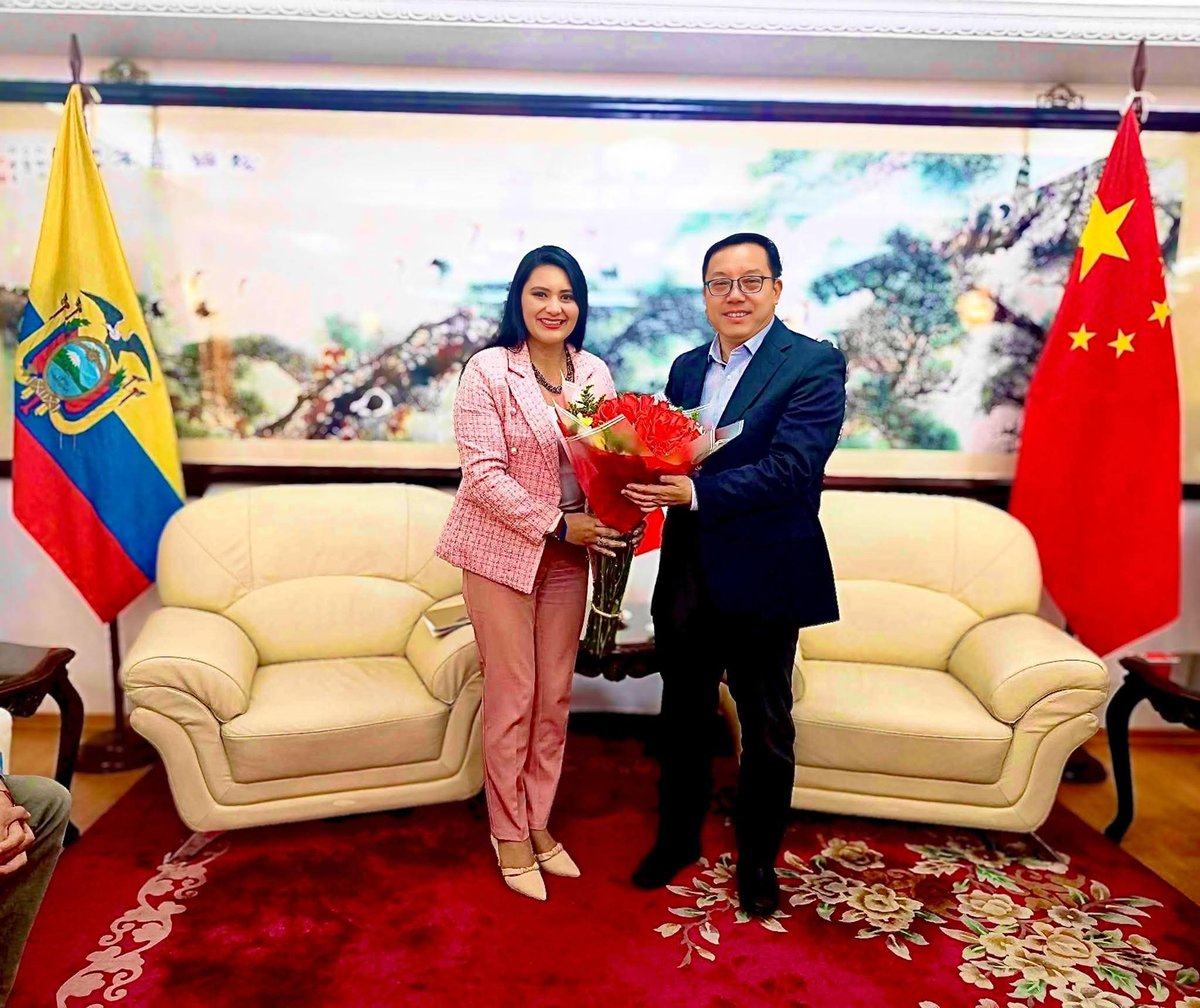 verosanchezcar's tweet photo. 🤝🇨🇳 Mantuve una grata reunión con el Embajador de la República Popular China, 𝗦𝘂𝗻 𝗫𝗶𝗮𝗻𝗴𝘆𝗮𝗻𝗴.

Durante este encuentro presenté oficialmente el proyecto "Muralla Verde" con el objetivo de seguir protegiendo nuestra Zona Lacustre Mojanda. https://t.co/3XNx6XcwZu