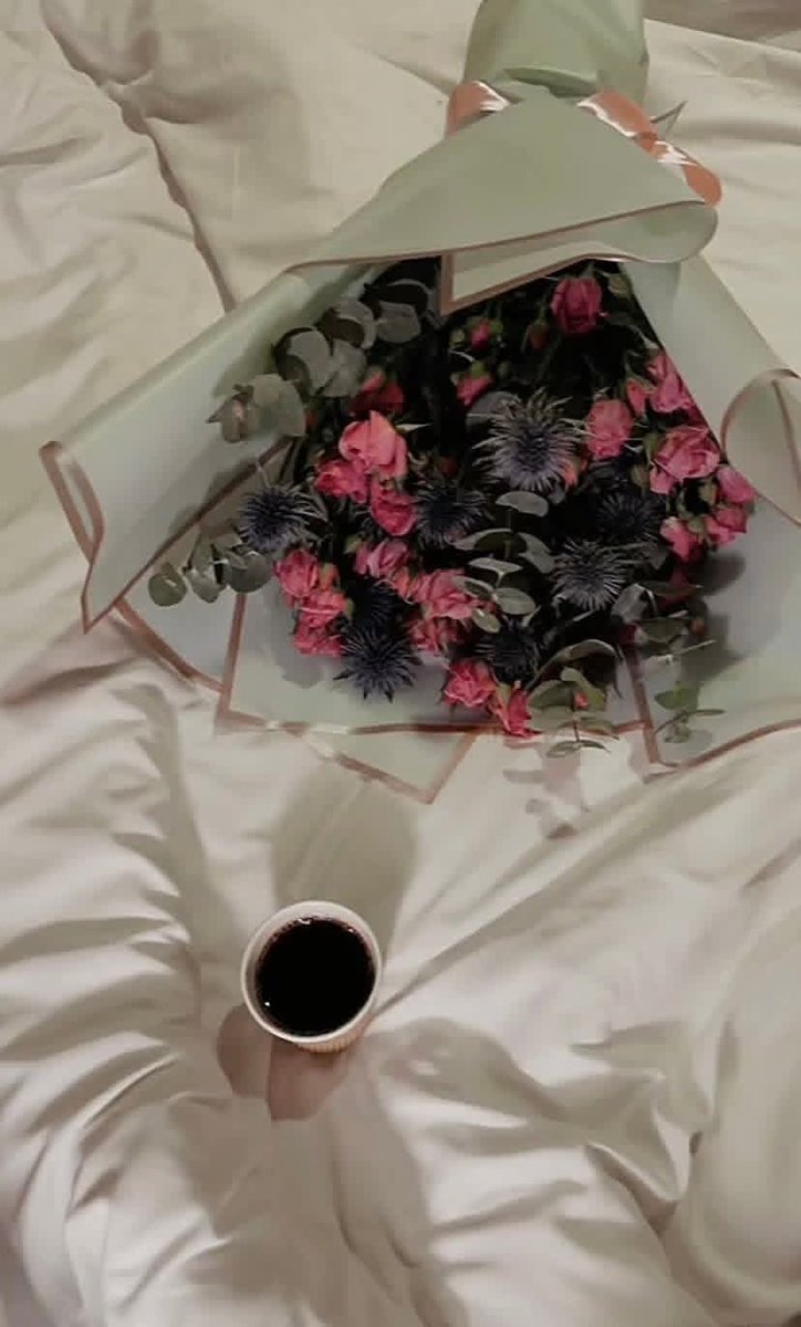 نحنُ في أعينِ من يحبوننا دائمًا؛الأجمل على الإطلاق، والأنسب على الدوام والأطيب والأحنّ بلا أدنى مُقارنات
أمَّا الذين يكرهوننا فلا عيونهم نُريد، ولسنا لمودتهم في حاجة، ولا جمعنا الله بهم أبدًا تحت سقفٍ ولا في طريق.. 

#زبرجد_حرف
#رباب_الكلم 
#يخبرني_الصباح 
#حروف_وقهوة