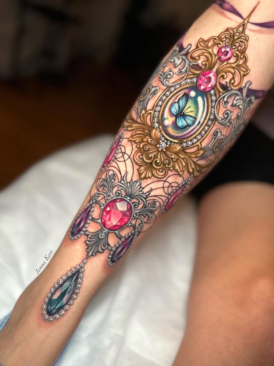 ChloeGraha7871's tweet photo. SWIPE to different angles of this leg piece I did for the lovely Jakki 💫
This piece is partly fresh and partly healed, completed in multiple sessions.

Created at;  NYC 🗽

Sponsored by the best;

newyorktattoo https://t.co/d9q5xEEVV7