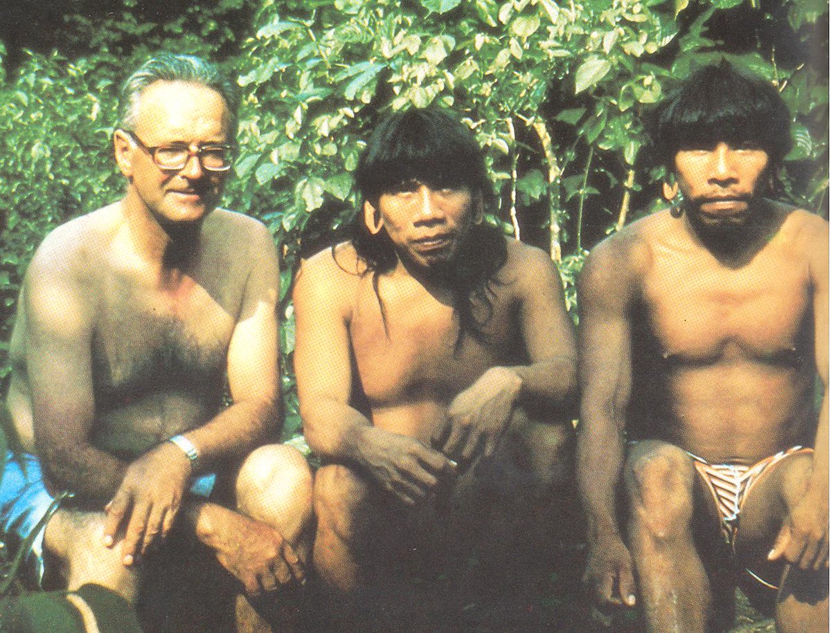 El sujeto de la “extrema izquierda” de la foto es Mons. Alejandro Labaka, declarado venerable el 22 de mayo de 2025. Fue un obispo capuchino que vivió en la selva ecuatoriana con los indígenas, adoptando parte de sus brutales e incivilizadas costumbres, incluyendo el nudismo, con