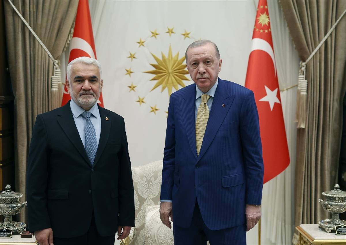 Bugün Sayın Cumhurbaşkanımızı ziyaret ettik.

Milli Dayanışma, Kardeşlik ve Demokrasi Komisyonu Raporu ve bundan sonra atılması gereken adımlara dair fikirlerimizi birinci elden iletme imkanı bulduk.

Süreçle ilgili kararlı duruşu ve nazik kabulleri için teşekkür ederim.