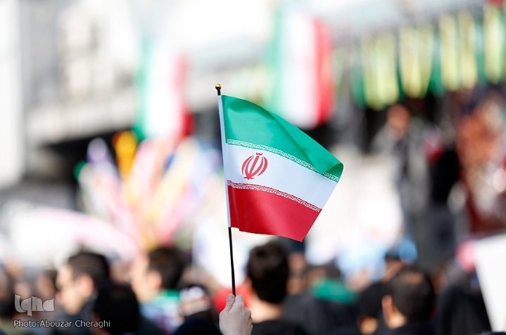 ایران با این پرچم قدرتمند شده و جلوی مستکبرین عالم ایستاده وگرنه ایران با پرچم قبل که داشت مملکت رو به باد میداد 
#جونم_ایران
#جانم_فدای_پرچم