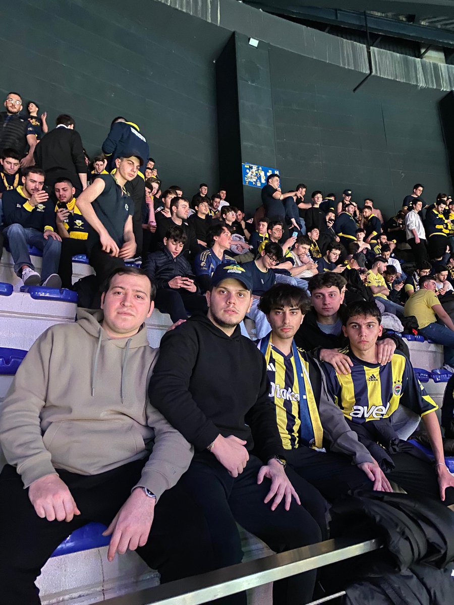 UskudarUNIGFB's tweet photo. SEVİYORUZ SENİ CANI GÖNÜLDEN!
Fenerbahçe’mizi partizan karşısında yalnız bırakmadık.
#USKUDARUNIGFB #UNIGFB https://t.co/mJ5aoAk4TF
