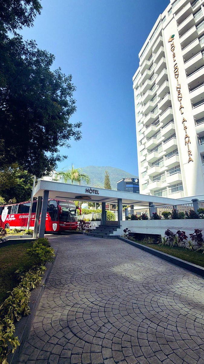 🔥🔥ATENCIÓN🔥🔥
EL EQUIPO DEL PUEBLO MERIDEÑO EN LA CAPITAL! ⚪🔴
El autobús de <a href="/EstudiantesMEFC/">Estudiantes de Mérida FC</a> ya reposa frente al Hotel Continental Altamira. El equipo de La Pulga Gómez ya está en Caracas en tránsito para disputar su próximo compromiso en Puerto Cabello.
<a href="/LigaFUTVE/">Liga FUTVE</a>