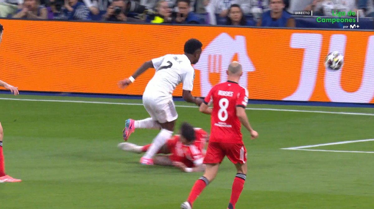 🖥️💥 El VAR entró tarde al Real Madrid - Benfica.

👉🏻 Vinicius remata y, tras ello, Otamendi, que se lanza con todo, impacta en el tobillo apoyado del brasileño.

❌ 𝗘𝗦 𝗣𝗘𝗡𝗔𝗟𝗧𝗜.

▪️ Se trata de una acción que, al ser temeraria, no se puede considerar residual.