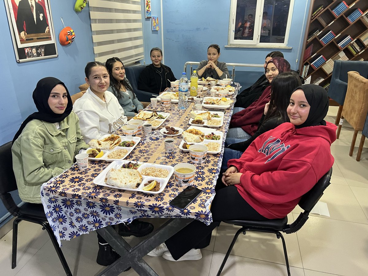 GSB_CeritGM's tweet photo. Çağlayancerit Gençlik Merkezi olarak gençlerimizle aynı sofrada buluştuğumuz anlamlı bir iftar programı gerçekleştirdik. Paylaşmanın ve birlikteliğin güzelliğini yaşadığımız bu akşamda gönüller bir oldu, muhabbet çoğaldı.

#ÇaglayanceritGenclikMerkezi https://t.co/0sMJVnXdmP