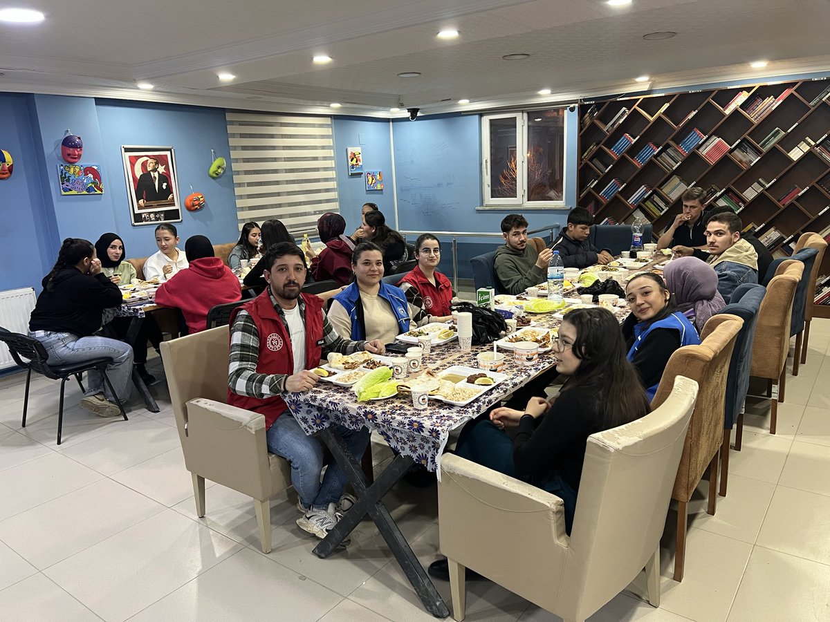 GSB_CeritGM's tweet photo. Çağlayancerit Gençlik Merkezi olarak gençlerimizle aynı sofrada buluştuğumuz anlamlı bir iftar programı gerçekleştirdik. Paylaşmanın ve birlikteliğin güzelliğini yaşadığımız bu akşamda gönüller bir oldu, muhabbet çoğaldı.

#ÇaglayanceritGenclikMerkezi https://t.co/0sMJVnXdmP