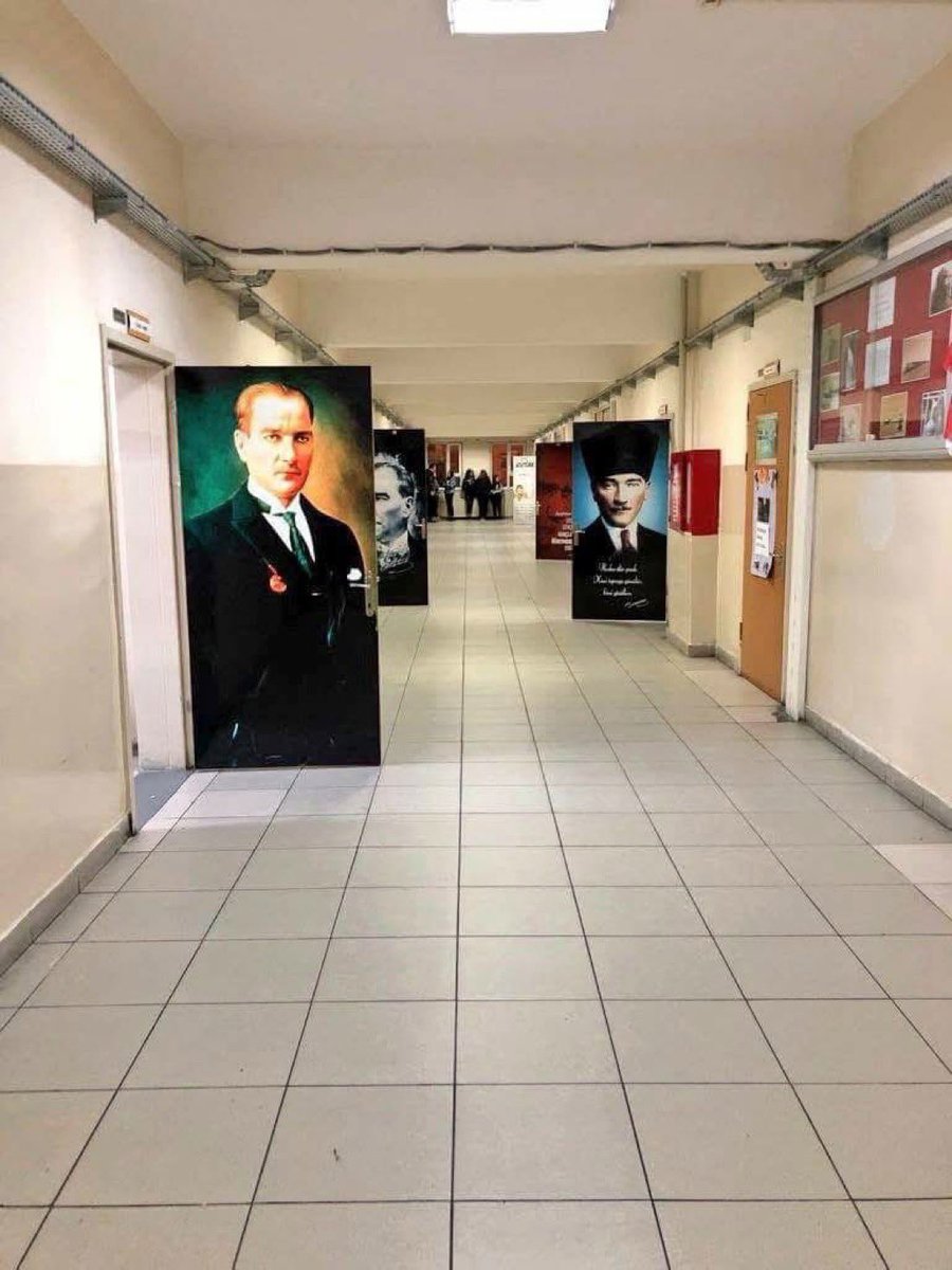 Karşıyaka’da bir okul. Dünyanın en güzel okul koridoru olabilir