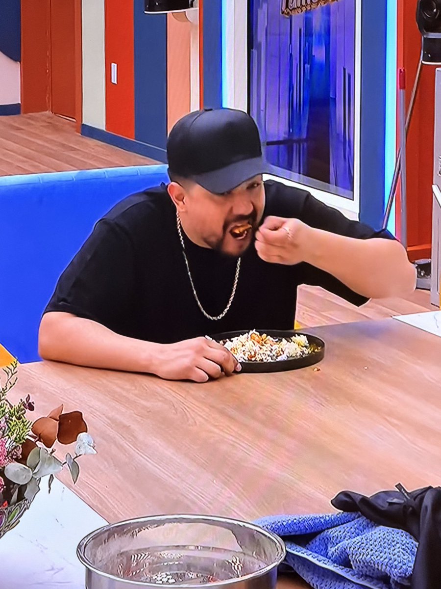 Y este mueble ? 

Pensaron que levantaría el rating. 😂

#LCDLF6