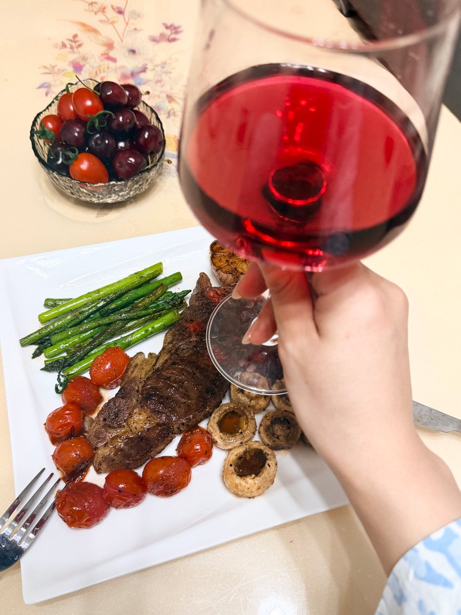 Freya8ume's tweet photo. Dining Alone | Grilled Steak with Red Wine 🍷 https://t.co/385pav2v9e