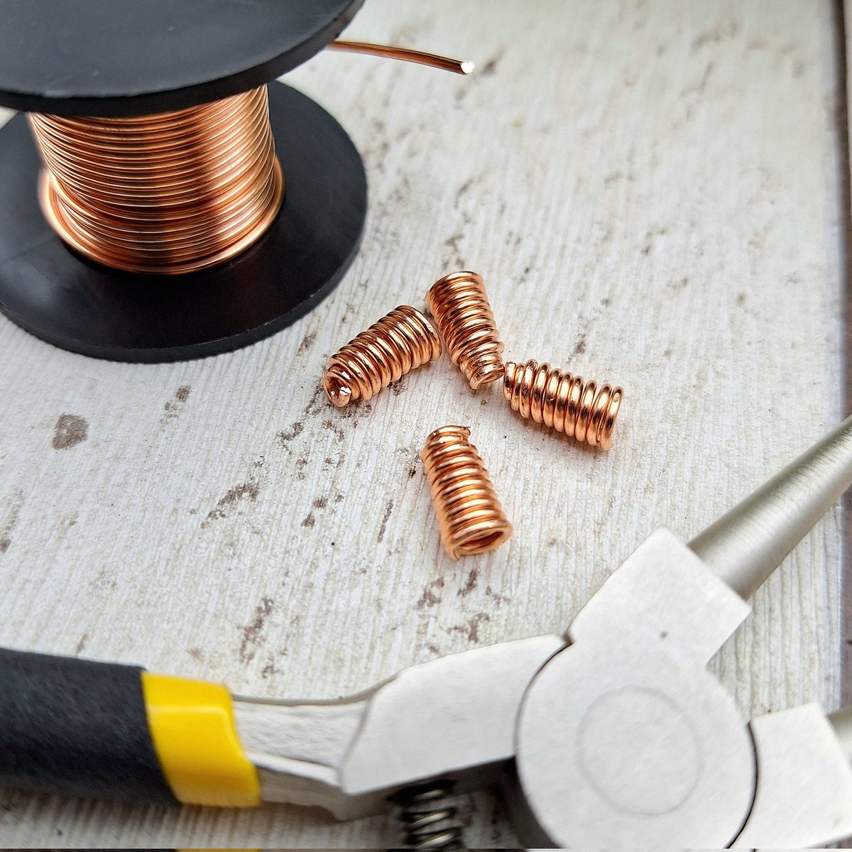 TwistedKittyArt's tweet photo. ✨ New Designs in Progress ✨

There’s something new taking shape…
Currently making up some copper coils, not quite ready to share the full story yet but soon.

Can you guess what these could be? ✨

#copperjewelry #wirewrappedjewelry #coils
#jewelleryartist #newdesigns https://t.co/10sTvmjDcG