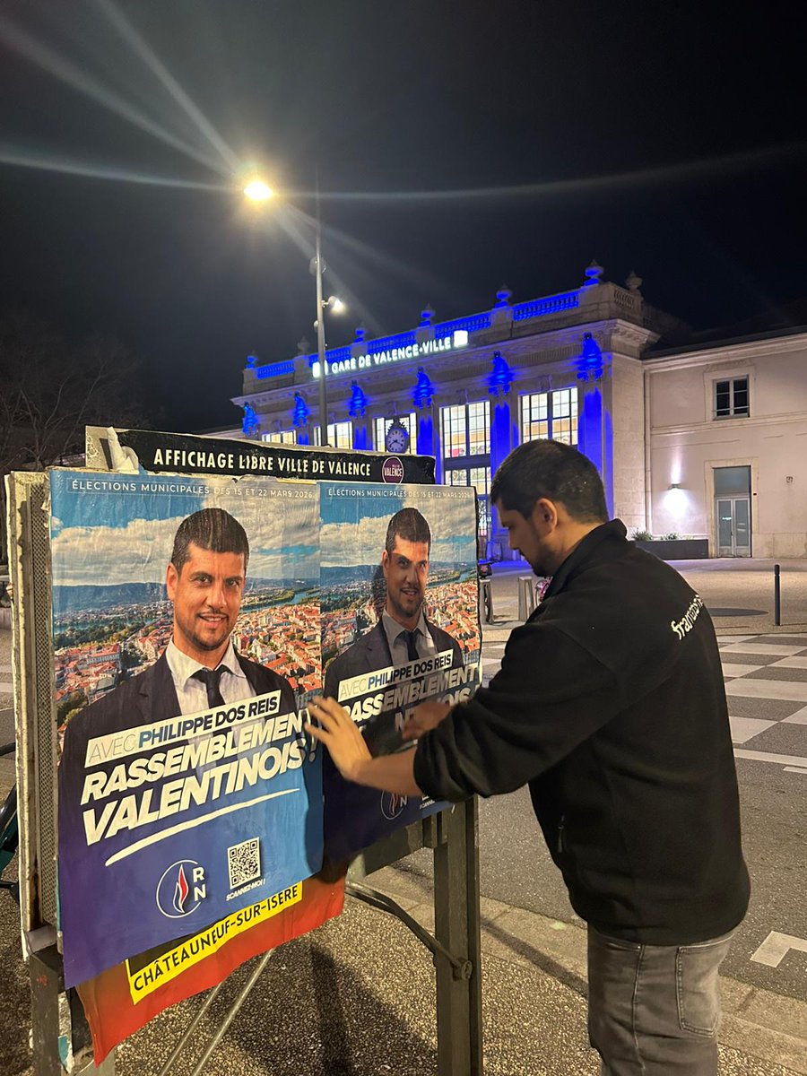 Philippe_Reis26's tweet photo. Il parrait que @ArnaultRaphael n'aime pas voir des affiches du @RNational_off 
Le rassemblement valentinois lui souhaite une bonne soirée 🔥🇫🇷 https://t.co/oHjpKjvGCH