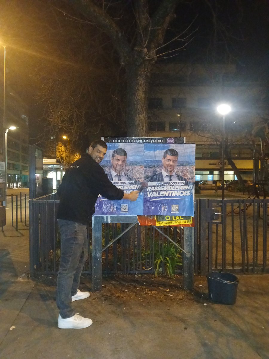 Philippe_Reis26's tweet photo. Il parrait que @ArnaultRaphael n'aime pas voir des affiches du @RNational_off 
Le rassemblement valentinois lui souhaite une bonne soirée 🔥🇫🇷 https://t.co/oHjpKjvGCH
