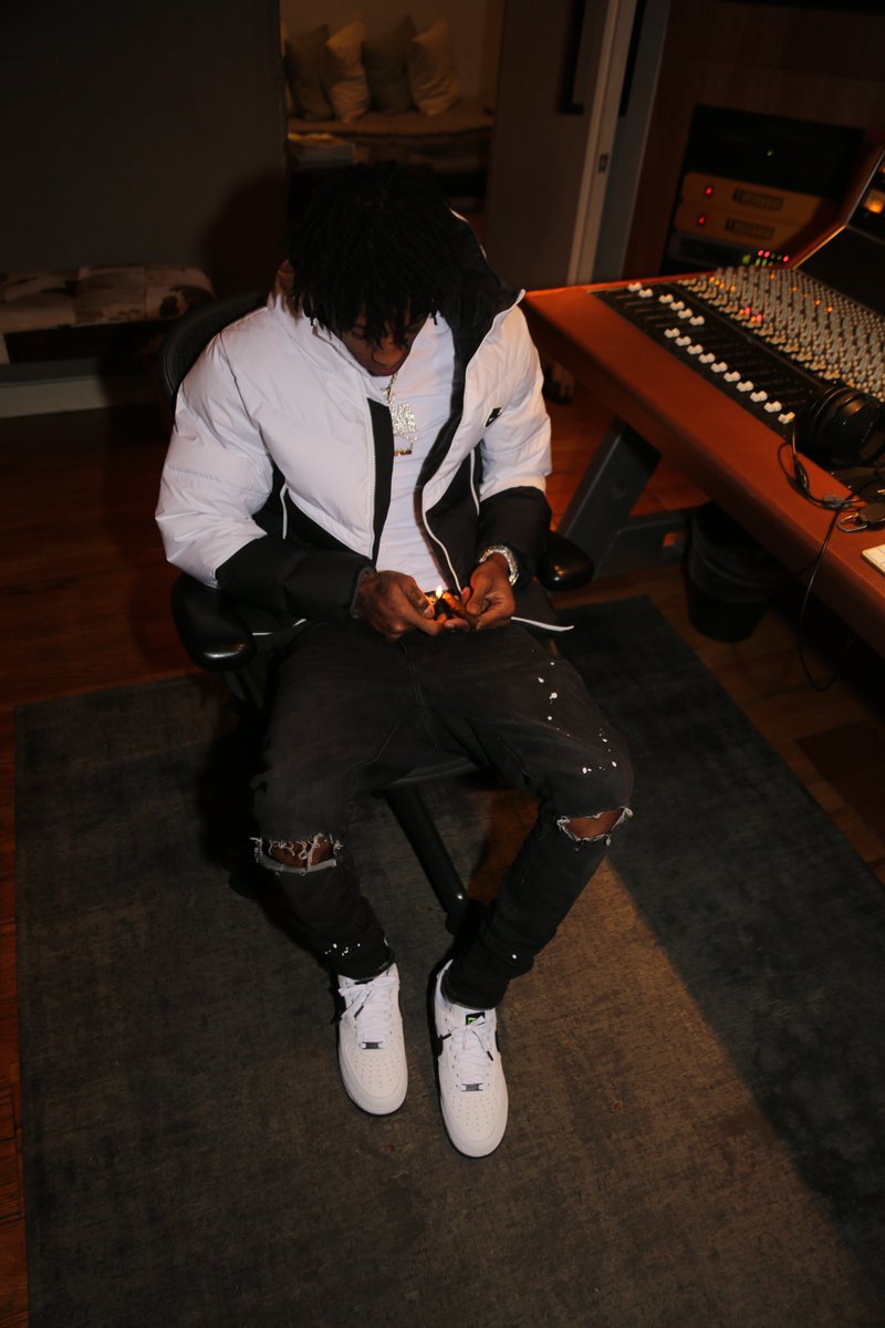 Young Paper Chaser tweet media