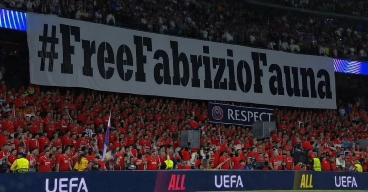 📸 | Postal de la pancarta que lució la afición del Benfica 🤯