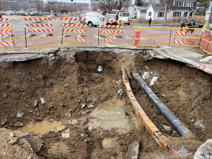 Siouxperman402's tweet photo. Minnesota is the land of 10,000 lakes and Nebraska is the land of 10,000 potholes. https://t.co/WCRuhh8fLs