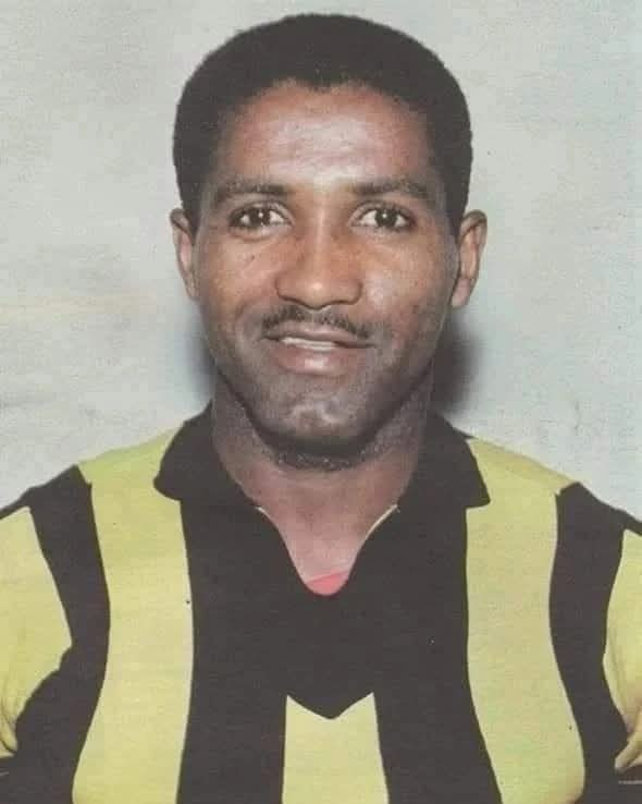 Hoy se cumplen 92 años del nacimiento de Juan Joya Cordero 🇵🇪, uno de los mejores futbolistas peruanos de la historia. Conquistó dos Libertadores, dos Intercontinentales y 6 Campeonatos Uruguayos con Peñarol. Bicampeón en Alianza Lima. También jugó en River-Juan Aurich.