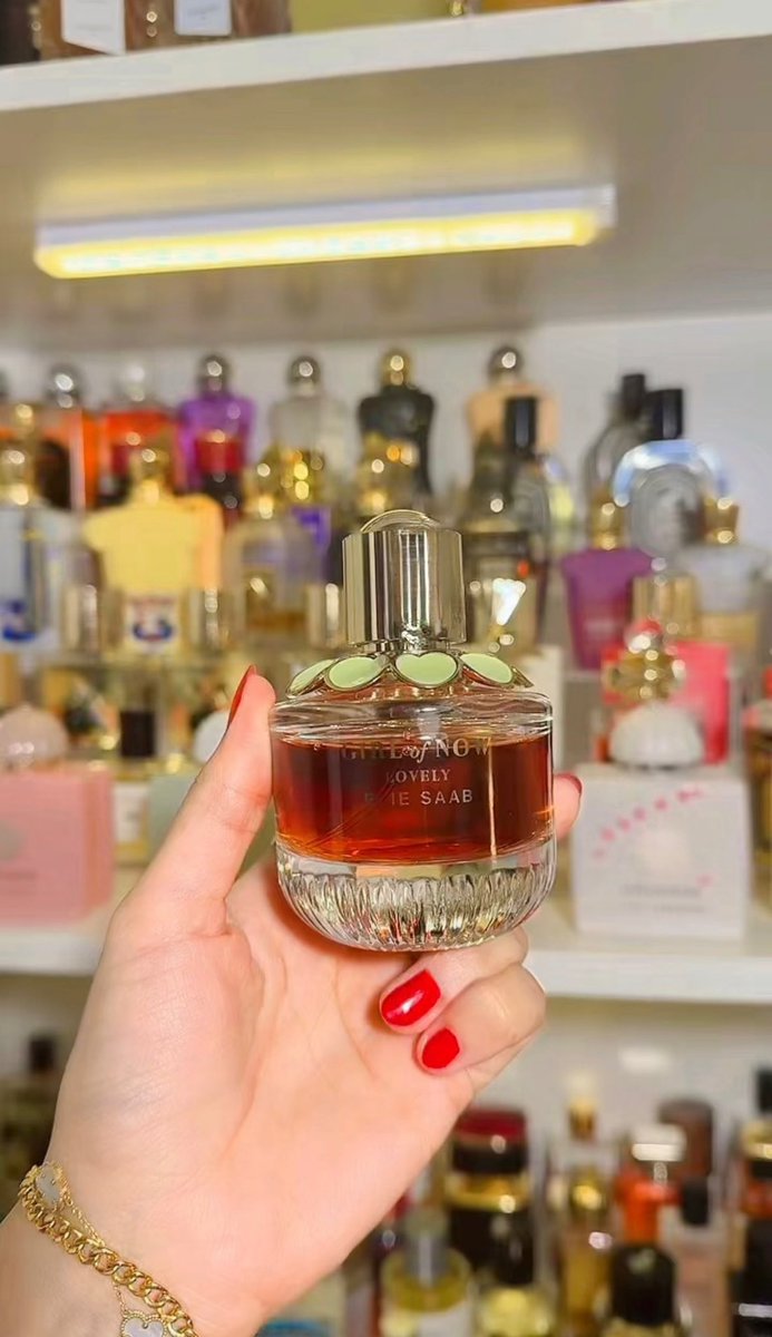 #رابطة_عشاق_العطور 

احد اجمل 🔥
عطور ايلي صعب من خط جيرل أوف ناو✨

مدري ليش مو مسلط الضوء عليه برغم جماليته 
وبرغم انه جوكر 🃏

جيرل اوف ناو لوفلي ايلي صعب 💕

Girl of Now Lovely Elie Saab 

يٌستفتح برائحة منعشه من النعناع الاخضر والنفحات الفاكهية الكريمية والحمضية ايضاً، لتظهر