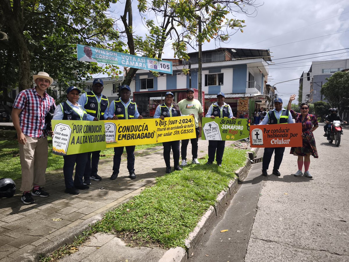 👉🏼🚦Junto a Zenaida y Toño llegamos a los semáforos de Apartadó para sensibilizar a nuestros conductores y recordarles que la seguridad vial es un compromiso de todos.

#ApartadóCiudadDeOportunidades #ApartadóAvanza #MovilidadSegura