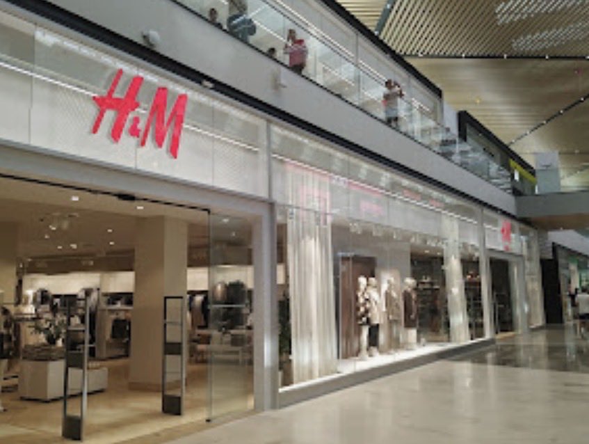 Muy mala experiencia con <a href="/hm/">H&M</a> Me ha mandado unas prendas equivocadas, que ahora ya están fuera de stock. Llamas a atención al cliente y dan pocas soluciones. Todo complicaciones. Te derivan a poner reclamaciones y quedas igual. Pérdida de tiempo. Y no creo ser la única