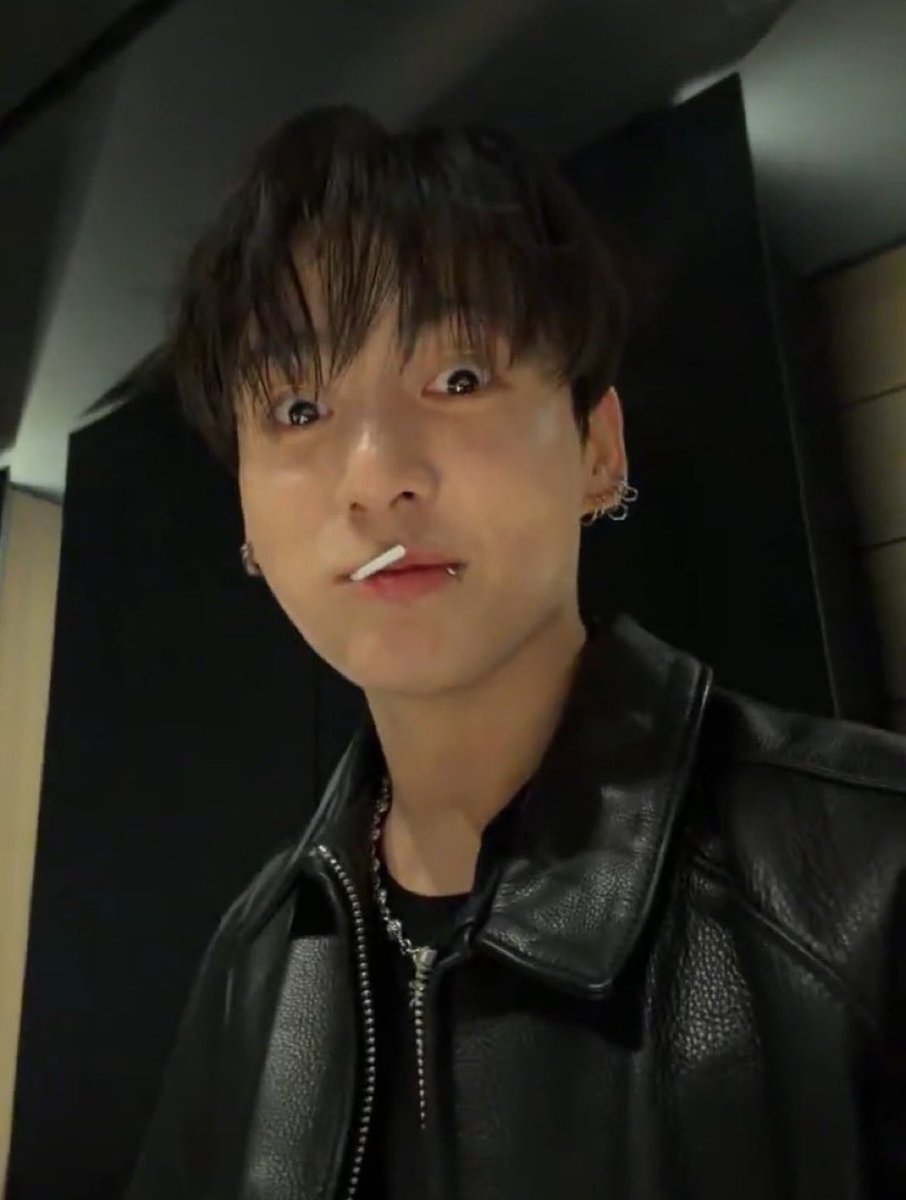 🐰 สำหรับทุกคนที่กำลังดูไลฟ์นี้อยู่ ทั้งอาร์มี่ที่อยู่ตรงนี้และคอมเมนต์อยู่

🐰 หรืออาจจะมีแอนตี้ด้วยก็ได้? (หัวเราะ)

🐰 ยังไงพวกคุณก็ให้ความสนใจผมอยู่ดี เพราะงั้นก็ขอบคุณสำหรับทุกอย่างนะครับ