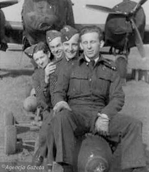 nowackirobin's tweet photo. @YesterdaysBrit1 Note Blackpool Tower. 1940 Blackpool first place my father
#CzechNowacki Polish Pilot #RAFBomberCommand &amp; #SOE
lived after arriving in UK from Nazi occupied Europe. Got on Tram &amp; a woman was convinced he was #BingCrosby &amp; chased him around the town! #RobinNowacki https://t.co/H8PlgXezWn