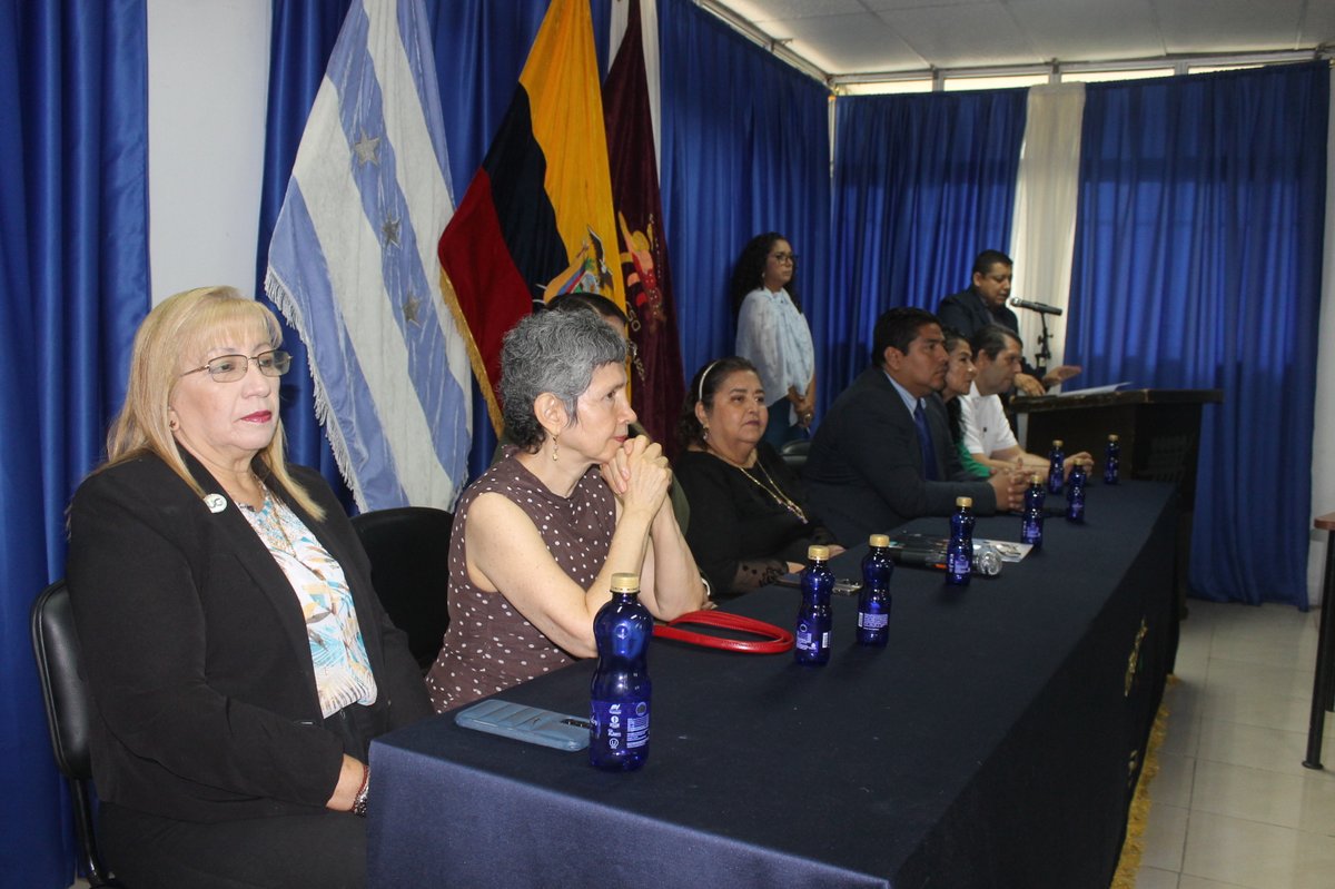 Guayas_Cpccs's tweet photo. En la presentación del libro de resúmenes del I Simposio Internacional “Diálogos Interdisciplinarios entre Comunicación y Participación Ciudadana”, junto a @facsoug y @CpccsEc.
Academia y participación ciudadana articuladas en territorio.
@AndresFantoniB
#ConsejoEnTerritorio https://t.co/0UkdglTOSC