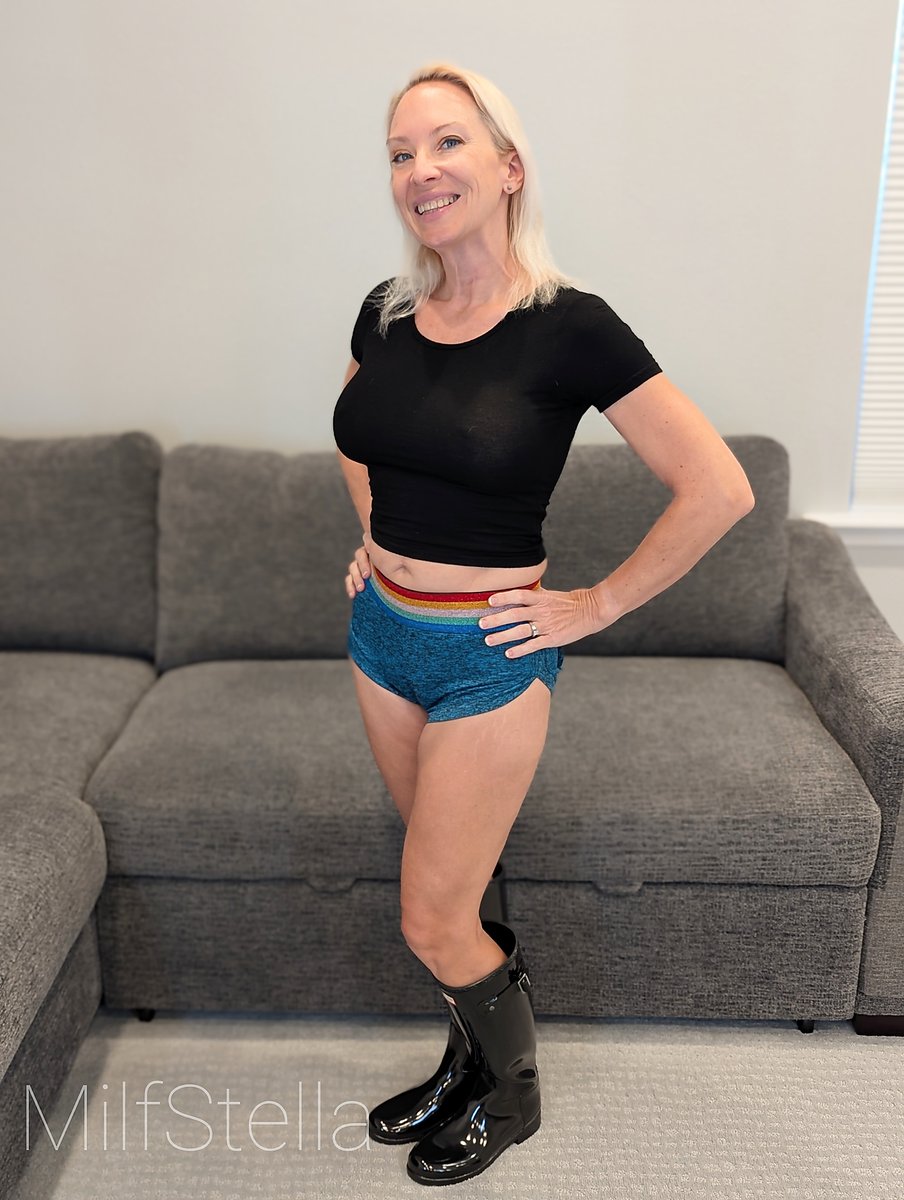 Do you love black Hunters too? #stellahere #petite #blonde #Hunters #blackhunters #hunterboots #rainboots #rubberboots #Gummistiefel