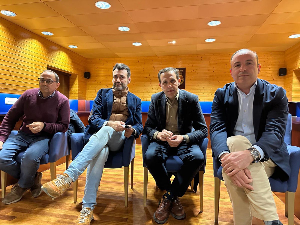 🔵 Continuamos reuniéndonos con alcaldes y concejales para escuchar las necesidades de sus municipios.

Con <a href="/Conrado_Iscar/">Conrado Íscar</a> <a href="/MariaPardo2706/">Maria Pardo Alvarez</a> <a href="/DavidEsteban_R/">David Esteban Rguez.</a>.

📢 Entre todos, impulsaremos un medio rural con futuro, con medidas reales y soluciones eficaces.

🌾 Desde el <a href="/PPopularCyL/">PP Castilla y León</a>