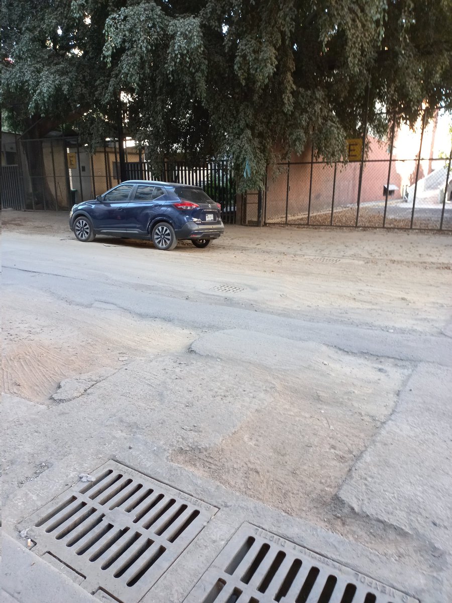 mirirobles34's tweet photo. @OlaMHmx la obra de instalación de tubería de drenaje en Lago Xochimilco, Anáhuac, lleva 7 meses, según repavimentarían la calle al terminar  y sigue llena de hoyos y tierra.  Nuevamente sólo  pretenden aplicar parches, que no duran y dejan peor. https://t.co/eutzxVmJmF
